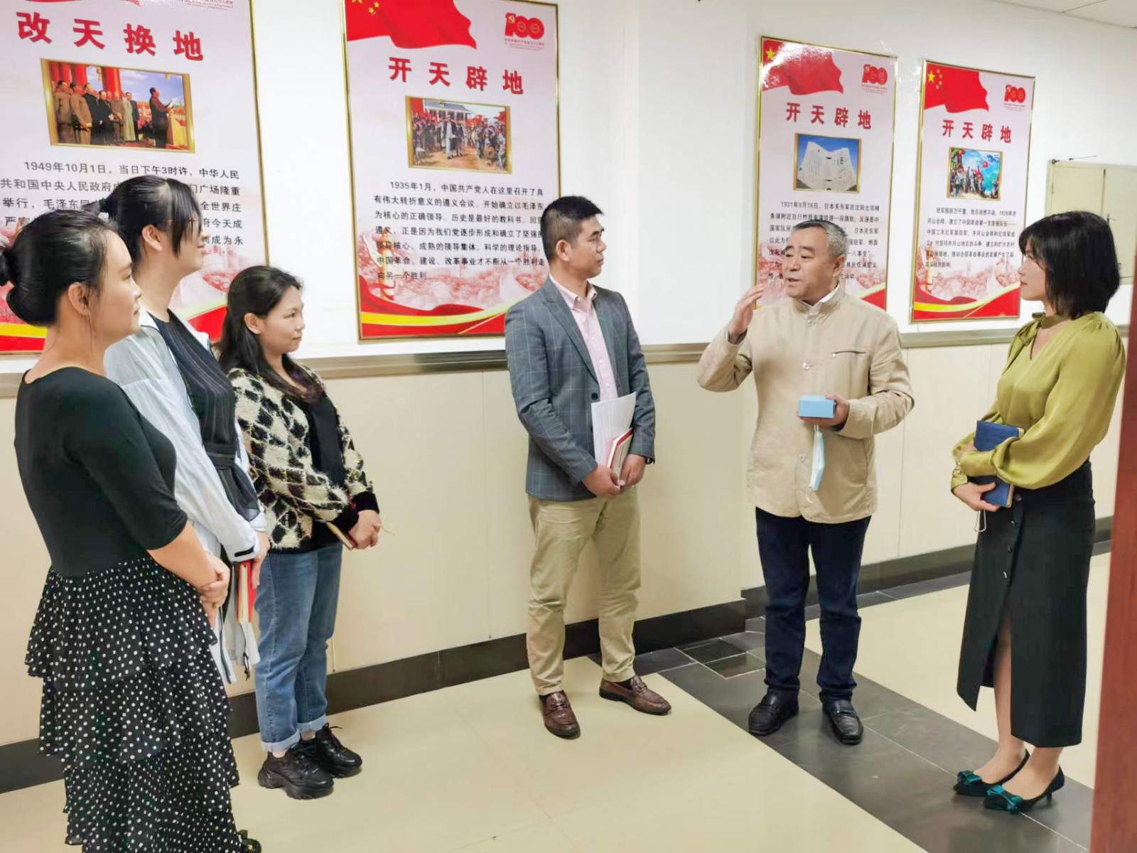 1焦院長與思政教師親切交談.jpg 1焦院長與思政教師親切交談.jpg