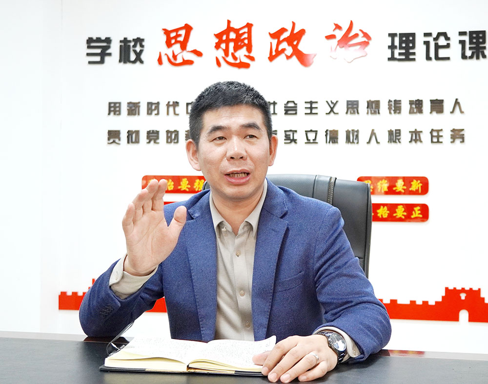 3勾波老師發(fā)言.jpg 3勾波老師發(fā)言.jpg
