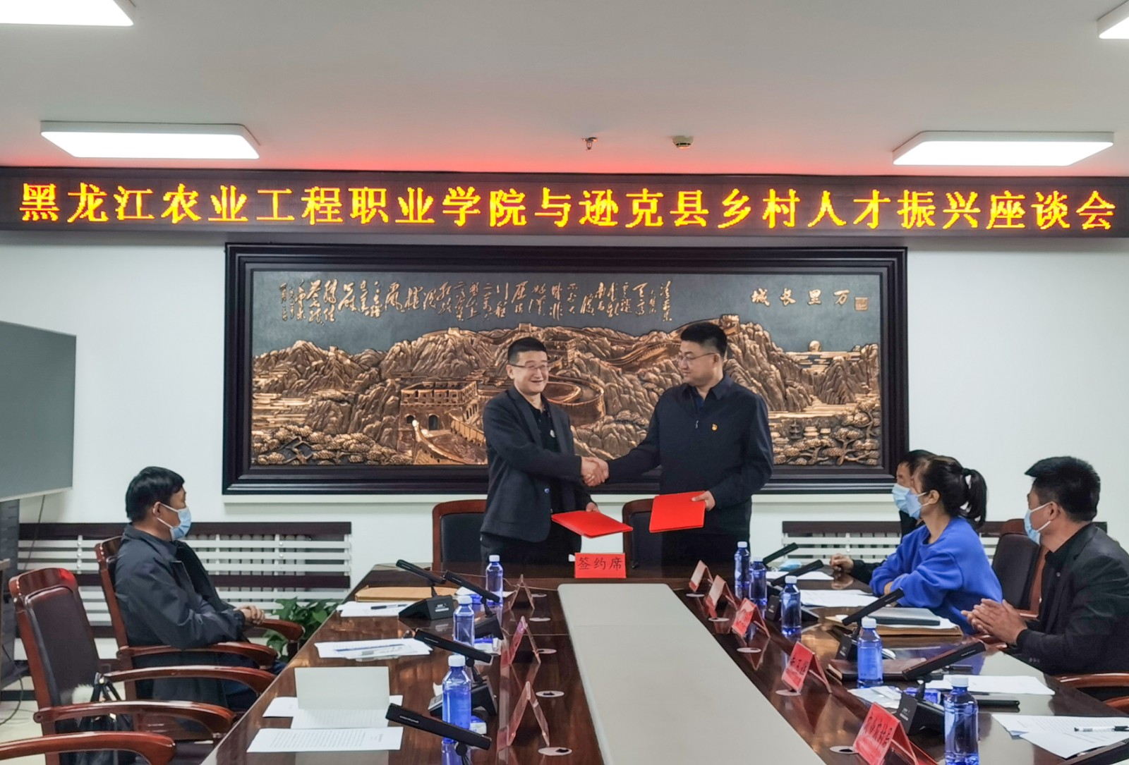 2簽訂合作協(xié)議.jpg 2簽訂合作協(xié)議.jpg