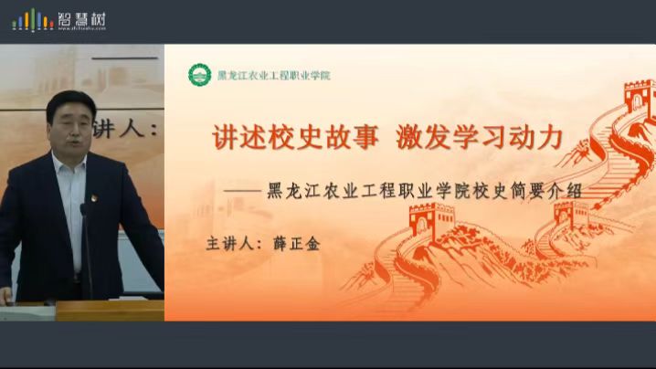 薛正金書記為學(xué)生講校史.jpg 薛正金書記為學(xué)生講校史.jpg