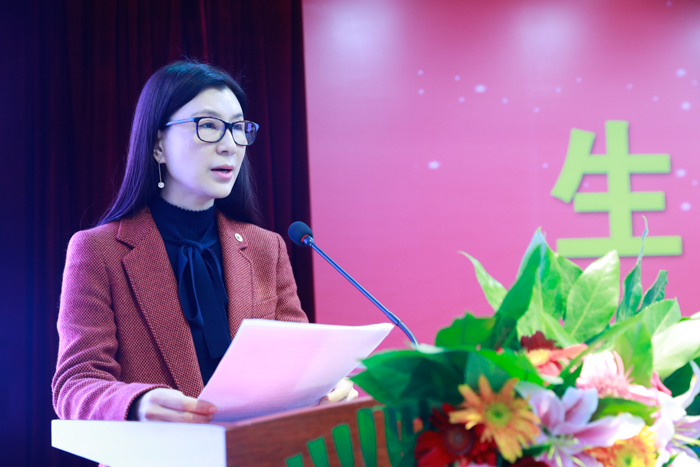 7哈爾濱兒童制藥廠有限公司董事長鄭微微表態(tài)發(fā)言.jpg 7哈爾濱兒童制藥廠有限公司董事長鄭微微表態(tài)發(fā)言.jpg