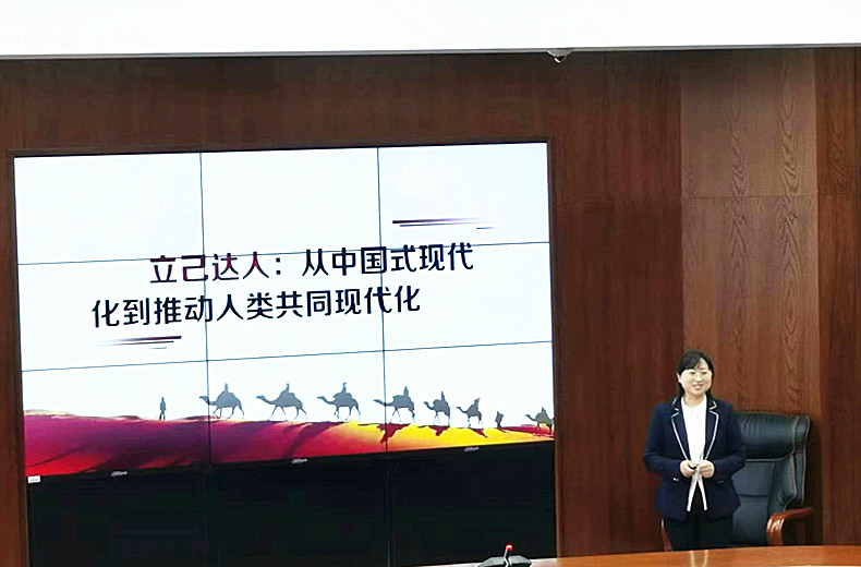 首屆全國(guó)高校思想政治理論課教學(xué)展示一等獎(jiǎng)獲得者王金鳳副教授進(jìn)行教學(xué)展示.jpg 首屆全國(guó)高校思想政治理論課教學(xué)展示一等獎(jiǎng)獲得者王金鳳副教授進(jìn)行教學(xué)展示.jpg