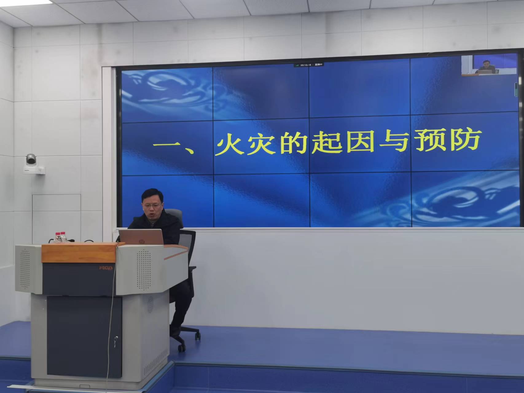 學(xué)院聘請李諭寶為學(xué)生講授安全法制教育.jpg 學(xué)院聘請李諭寶為學(xué)生講授安全法制教育.jpg