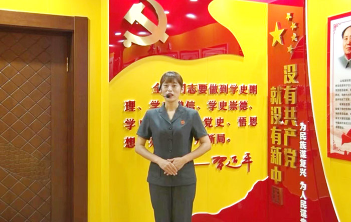 3南崗區(qū)法院講解員趙文娟帶領(lǐng)學(xué)生“云端”參觀法院展館.jpg