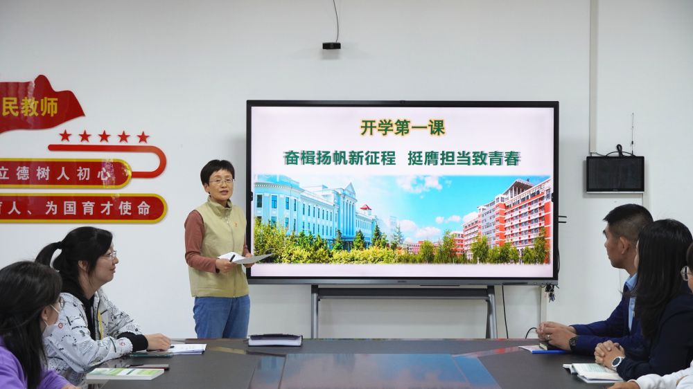 劉歡老師進(jìn)行集體備課專題發(fā)言 (2).jpg 劉歡老師進(jìn)行集體備課專題發(fā)言 (2).jpg
