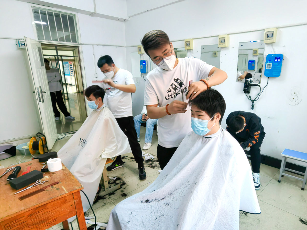 理發(fā)現(xiàn)場(chǎng).jpg 理發(fā)現(xiàn)場(chǎng).jpg